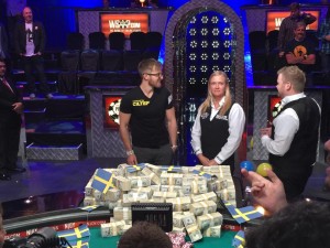 Martin Jacobson mottar 10 millioner dollar her i Las Vegas tirsdag. 