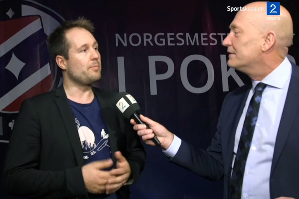 Sverre Krogh Sundbø sammen med Fin Gnatt under TV 2s sending fra poker-NM. Foto: TV2sumo.no