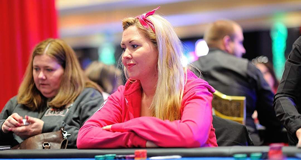 Maria Strømstad ved filten i Dublin under Norgesmesterskapet i poker 2018