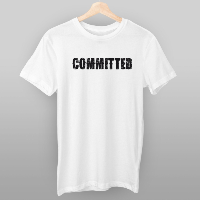 Hvit T-skjorte med motiv "Committed"