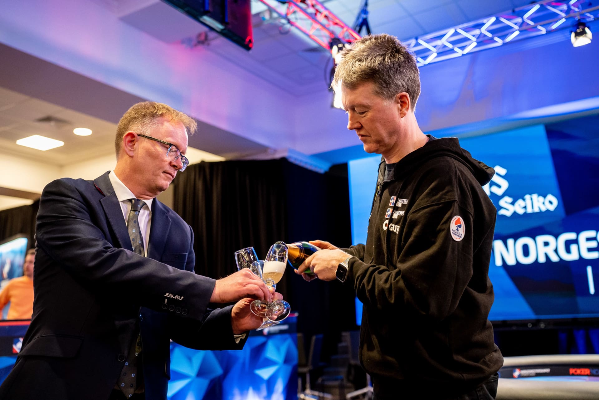 NM-sjef Frode Fagerli serverer Dag Ulvatne Hansen etter seieren i Seniors Event i poker-NM 2022.