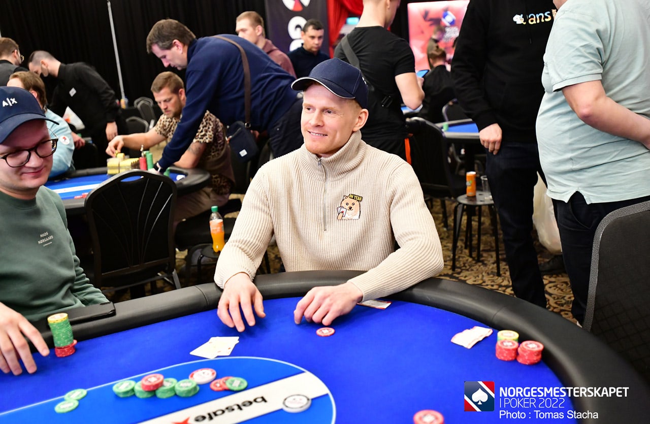 Preben Stokkan i aksjon under Main Event i NM 2022. Foto: Tomas Stacha / Poker.no