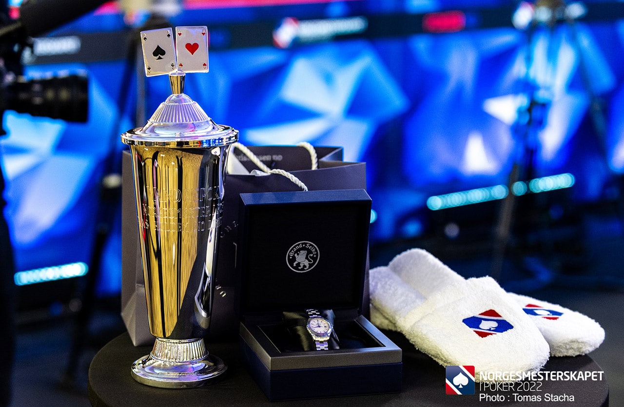 Pokal, tøfler og klokke: Dette får vinneren, i tillegg til pengepremien. Foto: Tomas Stacha / Poker.no