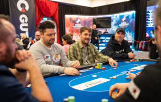 Thomas Haarstad (med bart i grønn skjorte) på dag 1A i Main Event i poker-NM..