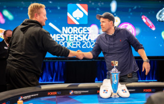 Eivind Dahle (til venstre) gratulerer Thor Hjertenes med seieren i PLO. Foto: Krists Spruksts / Poker.no