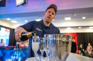 Seieren i poker-NMs PLO-øvelse feires selvsagt med champagne. Foto: Krists Spruksts / Poker.no