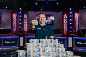 Espen Uhlen Jørstad som verdensmester i poker med premien på 10 millioner dollar. 