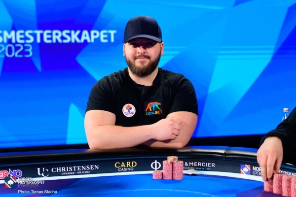 Oskar Wedde på finalebordet i Fixed Limit i poker-NM 2023