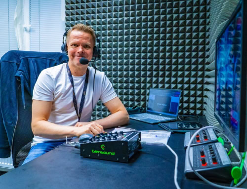 Ylva streamer med stjernelag i studio i Online Poker North Masters