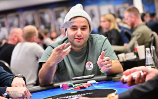 Kayhan Mokri, en av Norges best betalte turneringsspillere, under poker-NM i Bratislava i 2023.