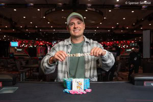 Erlend Melsom med gullarmbåndet han fikk for seier i WSOP.