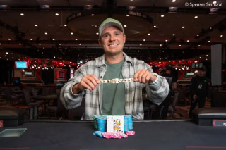 Erlend Melsom med gullarmbåndet han fikk for seier i WSOP.