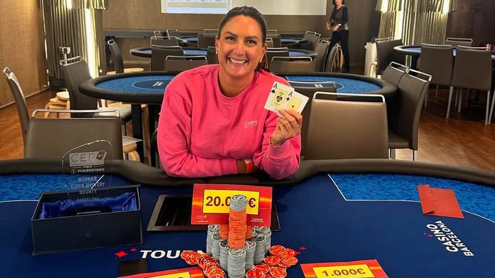 Marte Ruud Sandberg etter sin pokerseier i Spania.
