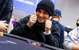 Tarjei Svalastog spiller poker.