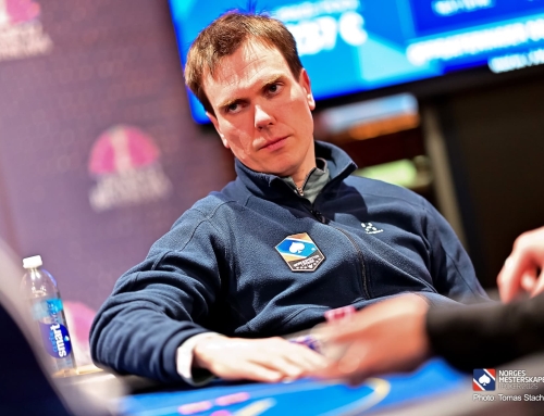 Espen Smørholm Sandvik har stor stack i poker-VM