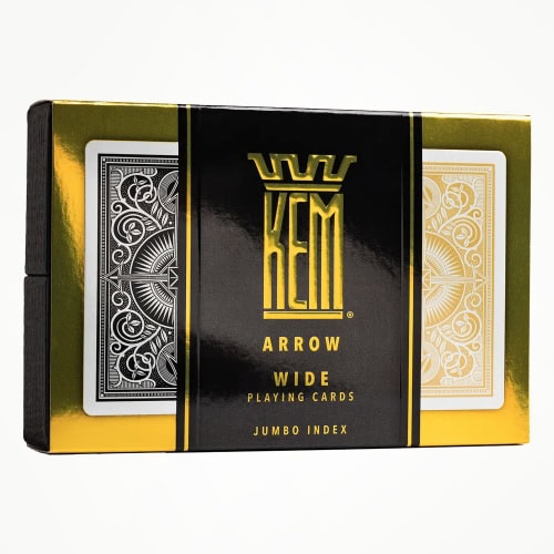 KEM Arrow Wide Jumbo index 2, 2-pakning med 52 kort, 2 jokere og 2 reklamekort. Svart og gull kortstokk. KEM poker jumbo er en av våre mest slitesterke kort.