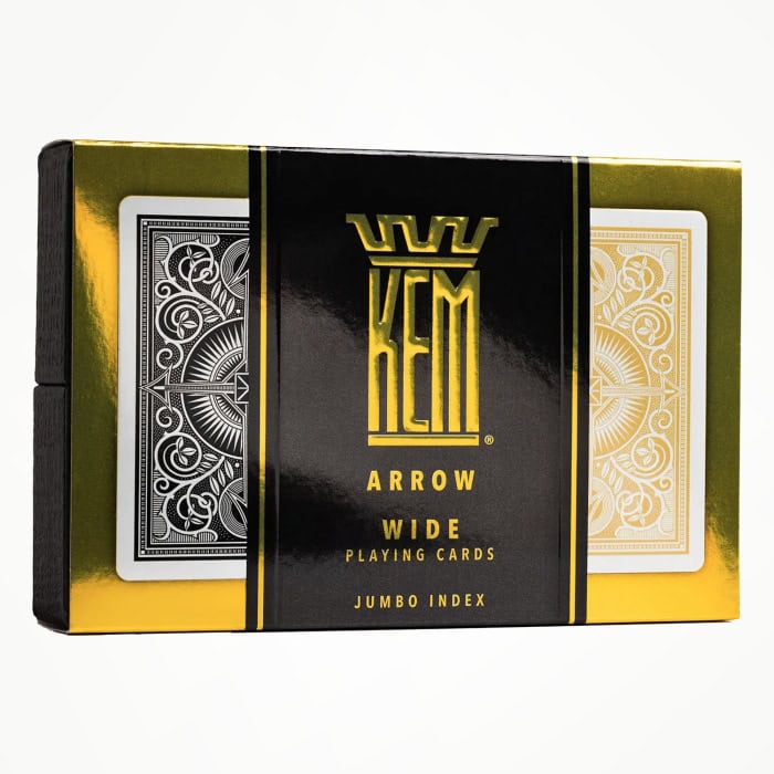 KEM Arrow Wide Jumbo index 2, 2-pakning med 52 kort, 2 jokere og 2 reklamekort. Svart og gull kortstokk. KEM poker jumbo er en av våre mest slitesterke kort.