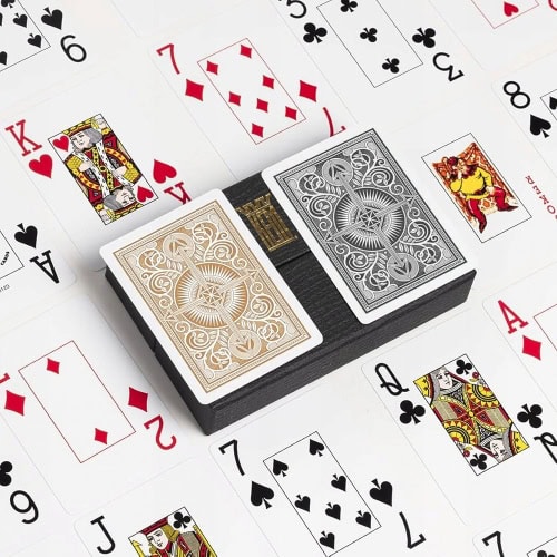 KEM Arrow Wide Jumbo index 2, 2-pakning med 52 kort, 2 jokere og 2 reklamekort. Farge: Svart og gull. KEM poker jumbo er en av våre mest slitesterke kort.