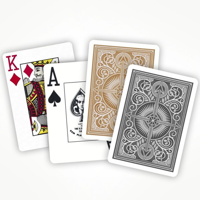 KEM Arrow Wide Jumbo index 2, 2-pakning med 52 kort, 2 jokere og 2 reklamekort. Farge: Svart og gull. KEM poker jumbo er en av våre mest slitesterke kort.