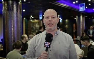 Martin Iversen rapporterer fra første runde i Heads up-turneringen i poker-NM 2025.