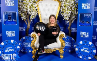 Monica Thingbø med trofeet etter at hun vant €150 NLH Queens i Kings of Tallinn.