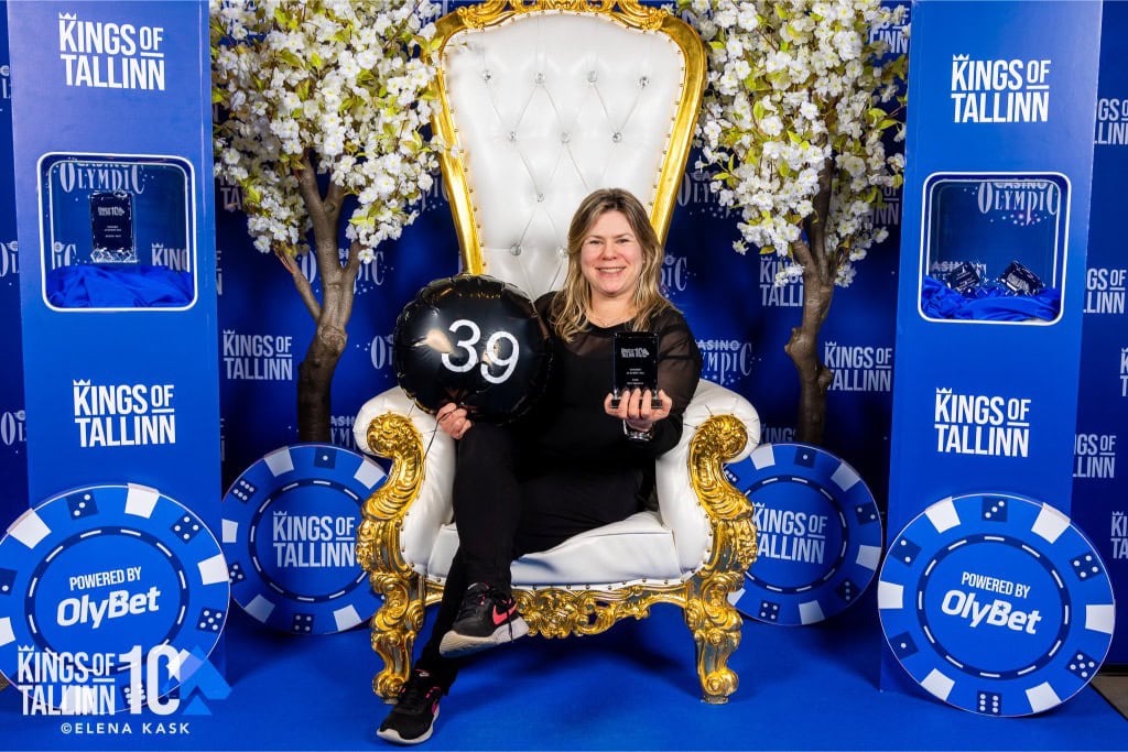 Monica Thingbø med trofeet etter at hun vant €150 NLH Queens i Kings of Tallinn.