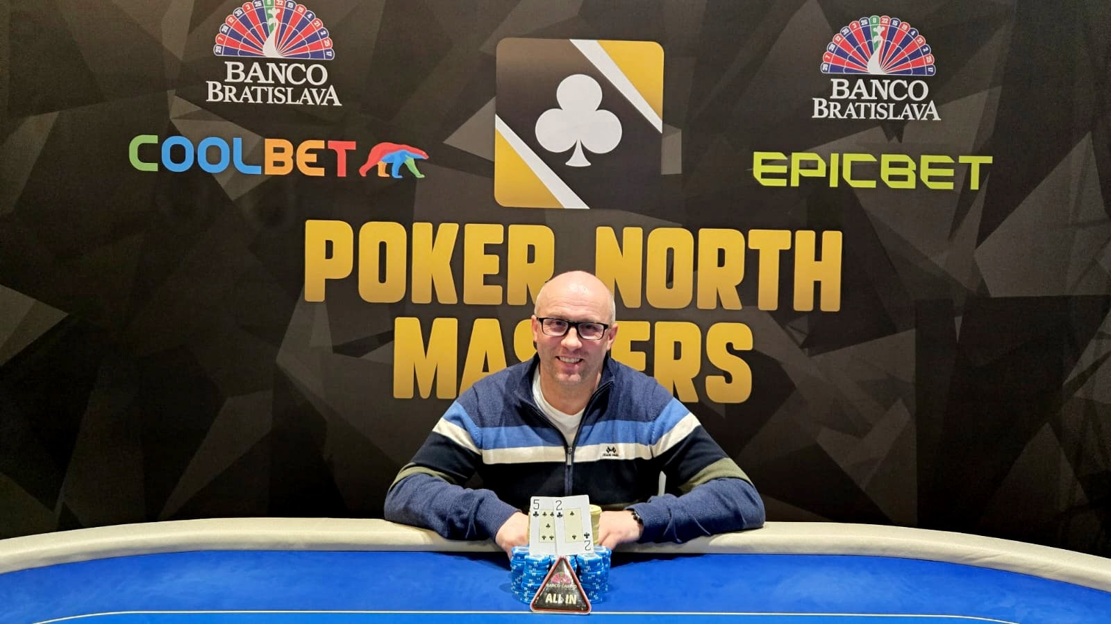 Raymond Evensen etter å ha vunnet "Bluff and Win the Button" i poker-NM 2025.