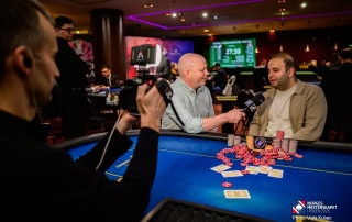 Martin Iversen og TV-teamet i poker-NM intervjuer Kayhan Mokri.