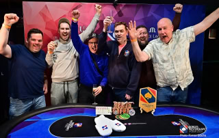 Pokerfolk jubler for NM-gull til Torstein Iversen.