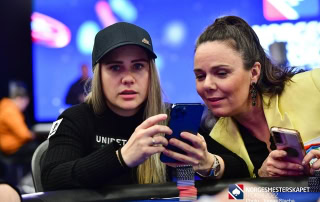 Wenche Hopmark Ekholm med Monica Eilertsen Vaka i poker-NM i 2022.
