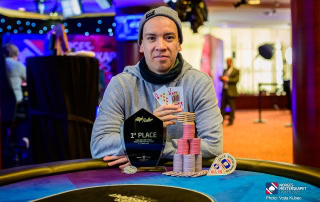 Alm Wilson med trofeet etter seier i €2000 High Roller 8-Max.