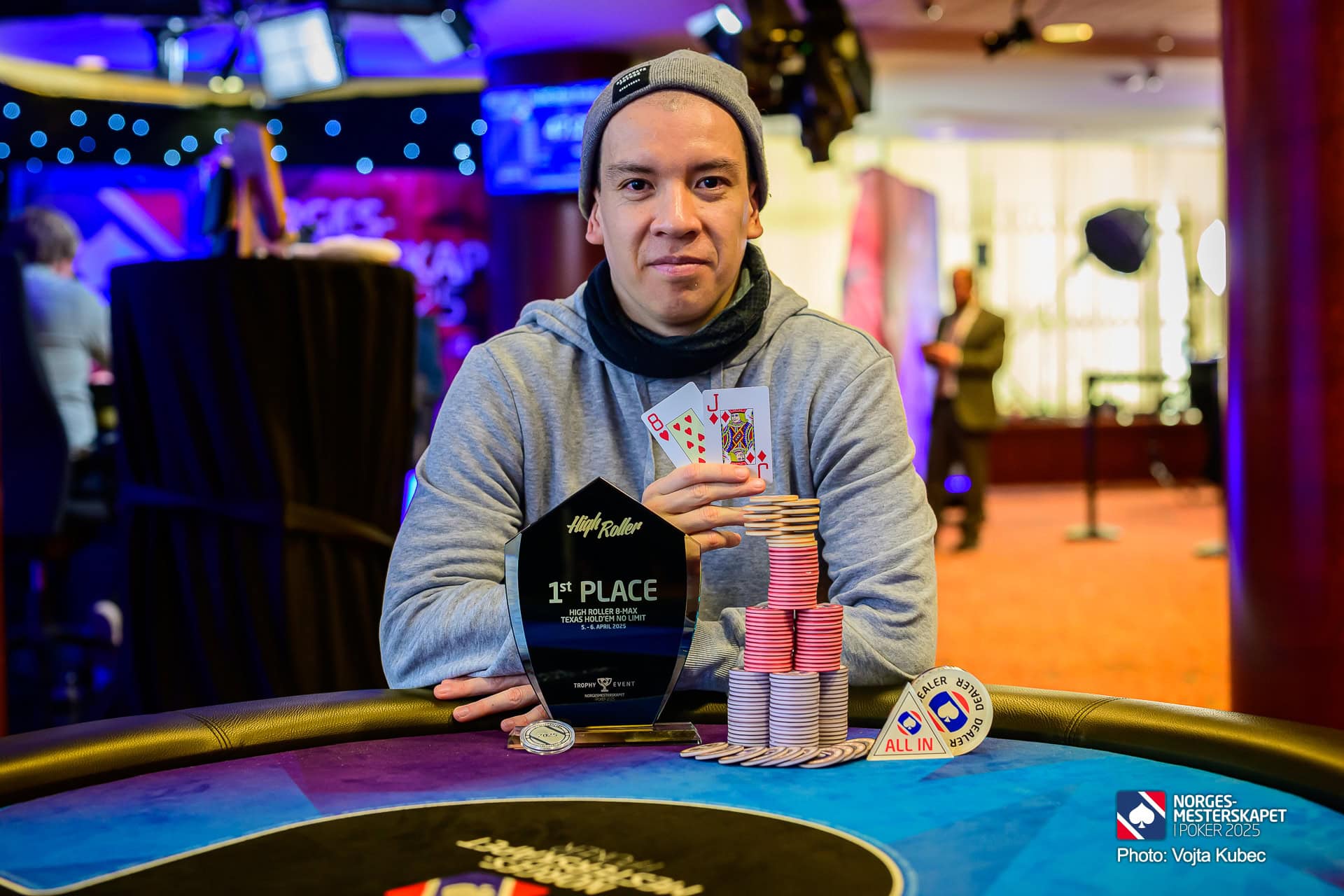 Alm Wilson med trofeet etter seier i €2000 High Roller 8-Max.