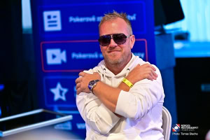 Espen Hagen er nærmest chippien på finalebordet i Main Event 2025. 