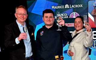 Elisabeth Nordskog og Frode Fagerli gratulerer Robert Kaggerud, som ble årets spiller i poker-NM 2025.