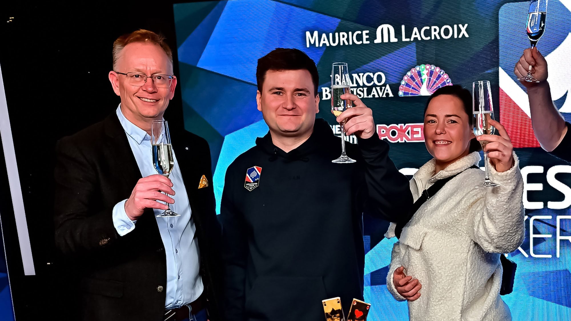 Elisabeth Nordskog og Frode Fagerli gratulerer Robert Kaggerud, som ble årets spiller i poker-NM 2025.