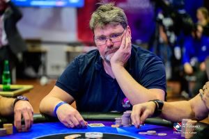 Sigurd Eskeland på finalebordet i Seniors Event i poker-NM 2025.