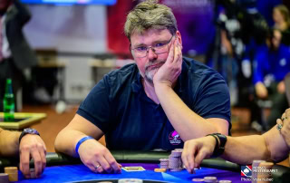 Sigurd Eskeland på finalebordet i Seniors Event i poker-NM 2025.