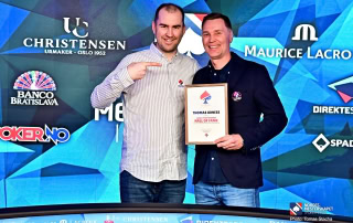 Tobias Jelsa Leknes gir Thomas Udness beviset på at han er en del av Poker Hall of Fame.