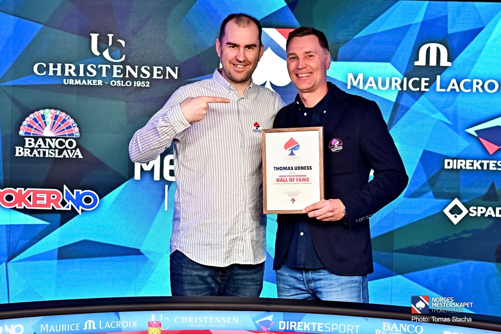 Tobias Jelsa Leknes gir Thomas Udness beviset på at han er en del av Poker Hall of Fame.