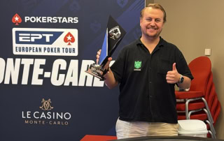 Jon Kyte med trofeet han får for sin EPT-triumf i Monte Carlo.