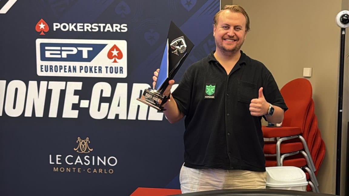 Jon Kyte med trofeet han får for sin EPT-triumf i Monte Carlo.