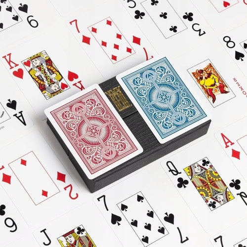 KEM Arrow Wide Jumbo index 2, 2-pakning med 52 kort, 2 jokere og 2 reklamekort. Farge: Rød og blå. KEM poker jumbo er en av våre mest slitesterke kort.