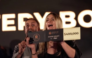 Maya trekker en konvolutt med 400000 dollar til Espen Uhlen Jørstad i Triton High Roller Series.