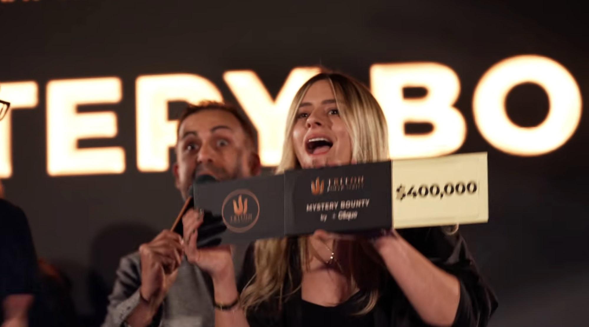 Maya trekker en konvolutt med 400000 dollar til Espen Uhlen Jørstad i Triton High Roller Series.