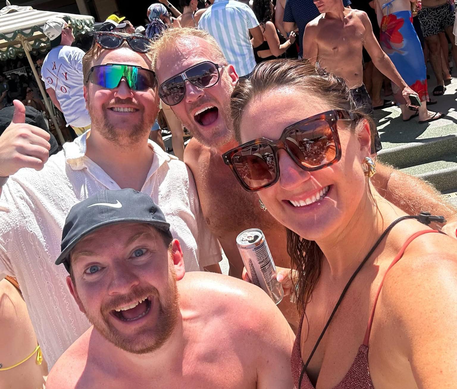 Jon Kyte (bakerst), Espen Hagen, Eirik Bjørbæk og Marte Ruud Sandberg i et norsk badelag i Vegas på MGM Grand.