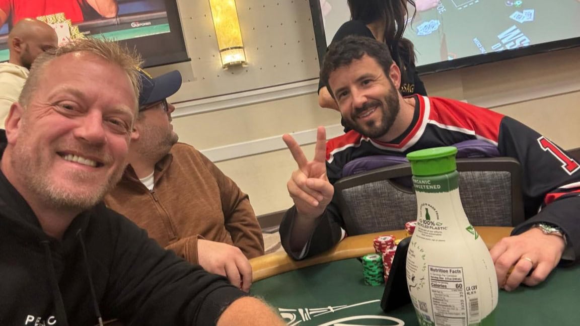 Greg Merson og Espen Hagen i pengene i Main Event. Her er de sammen på dag 4.