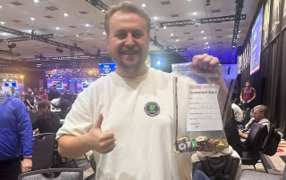 Jon Kyte på slutten av dagen da han ble en av flere nordmenn videre fra dag 2 i Main Event 2025.