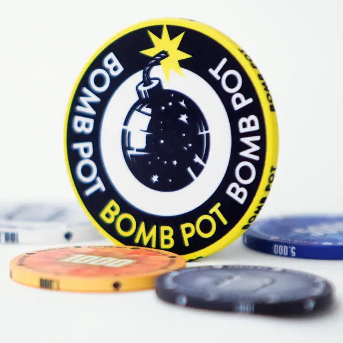 Knapp, button "BOMB POT" av keramikk.