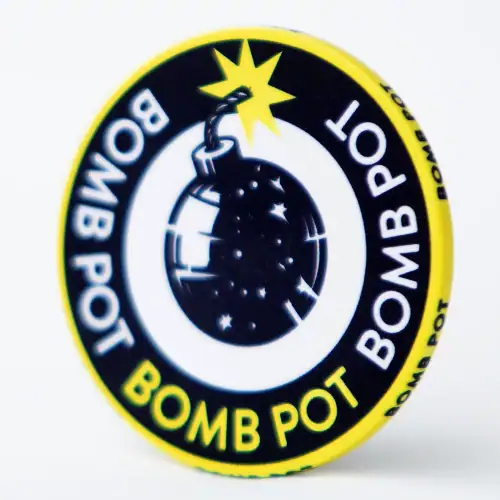 Knapp, button "BOMB POT" av keramikk.