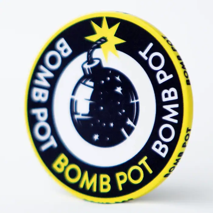 Knapp, button "BOMB POT" av keramikk.